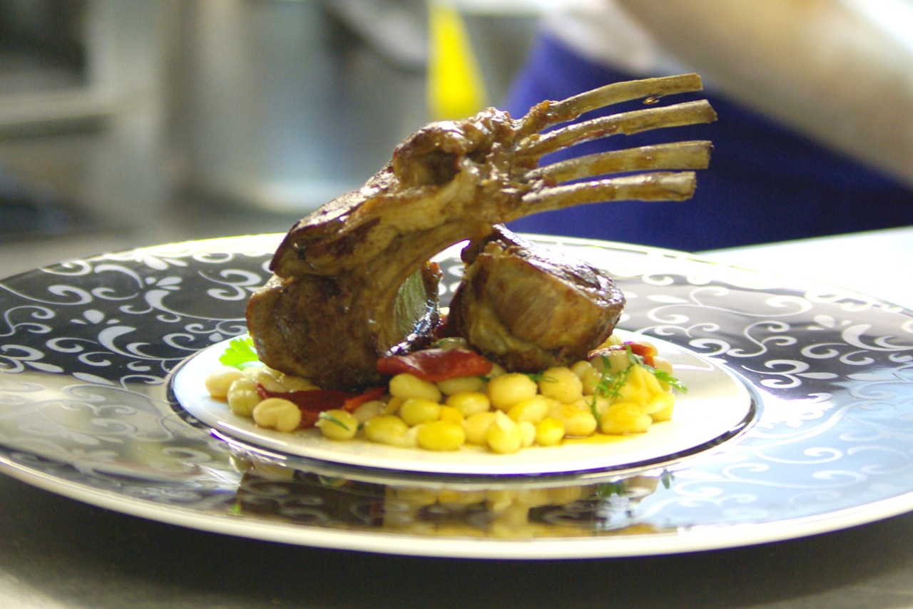 Recette basque : Carré d’agneau du pays (basque), Menestra de légumes verts et piquillos