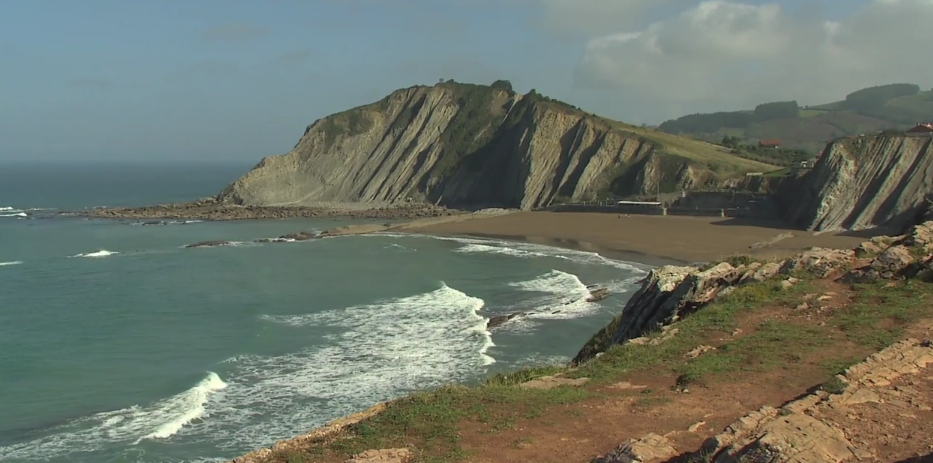 Quand tu surfes au Pays basque dans le décor de Game of Thrones