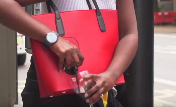 Insolite et prestigieux, le sac à vin rouge spécial Fêtes de Bayonne