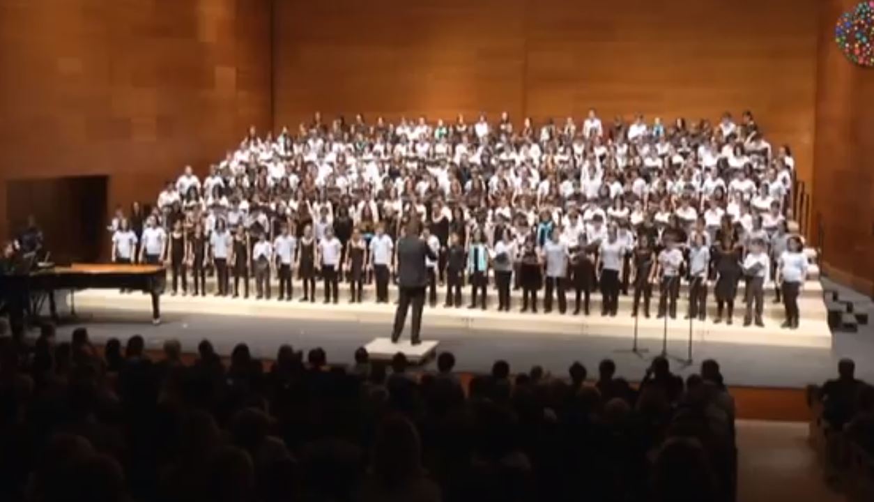 Quand un choeur de 300 enfants chante Hegoak #video #basque #frissons