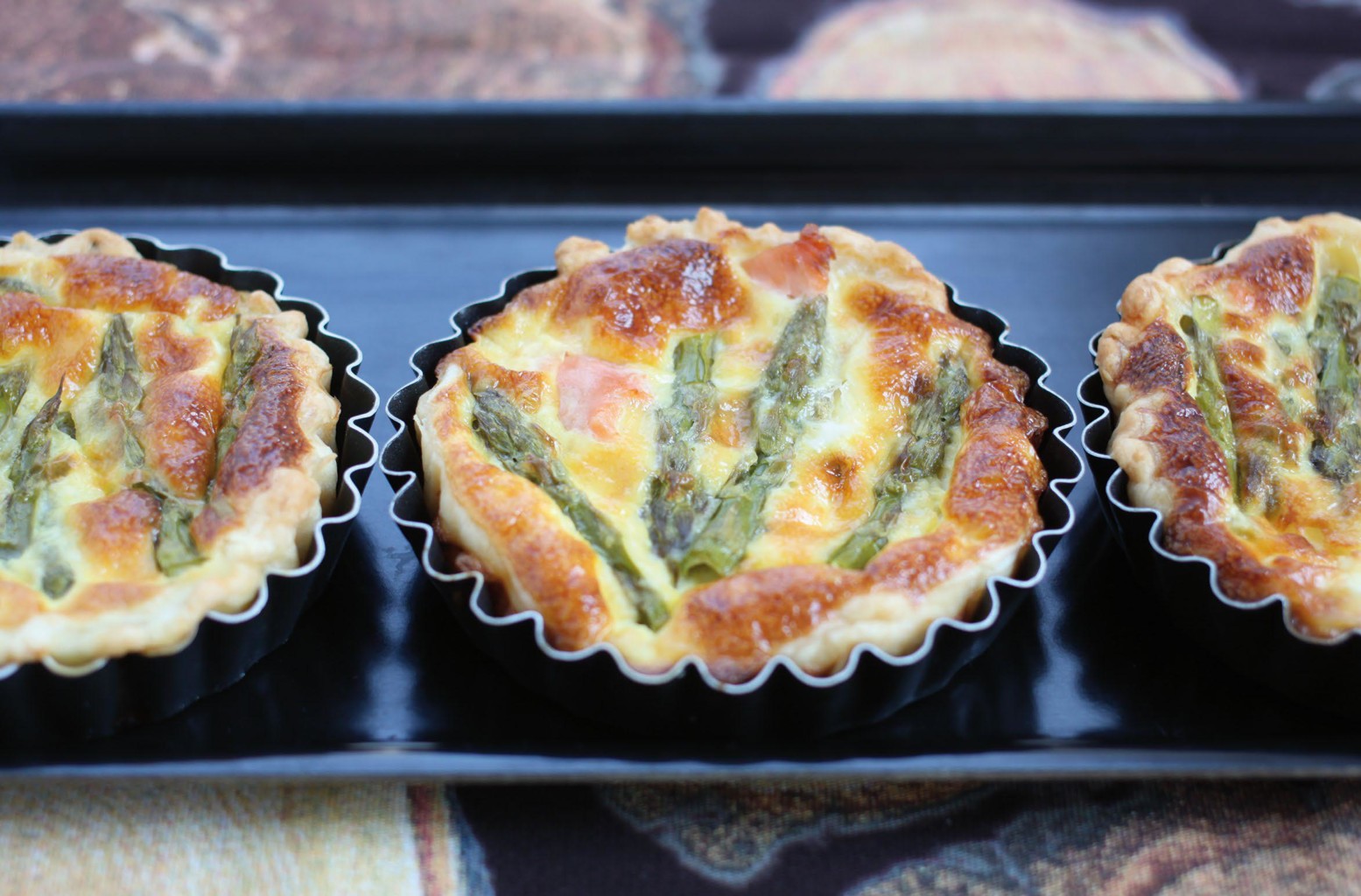 Tartelettes asperges landaises, chèvre et saumon