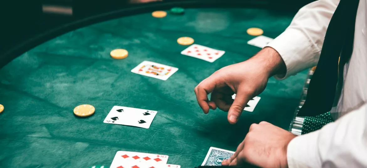 Un célèbre joueur de poker français signe un contrat de sponsoring avec un casino en ligne