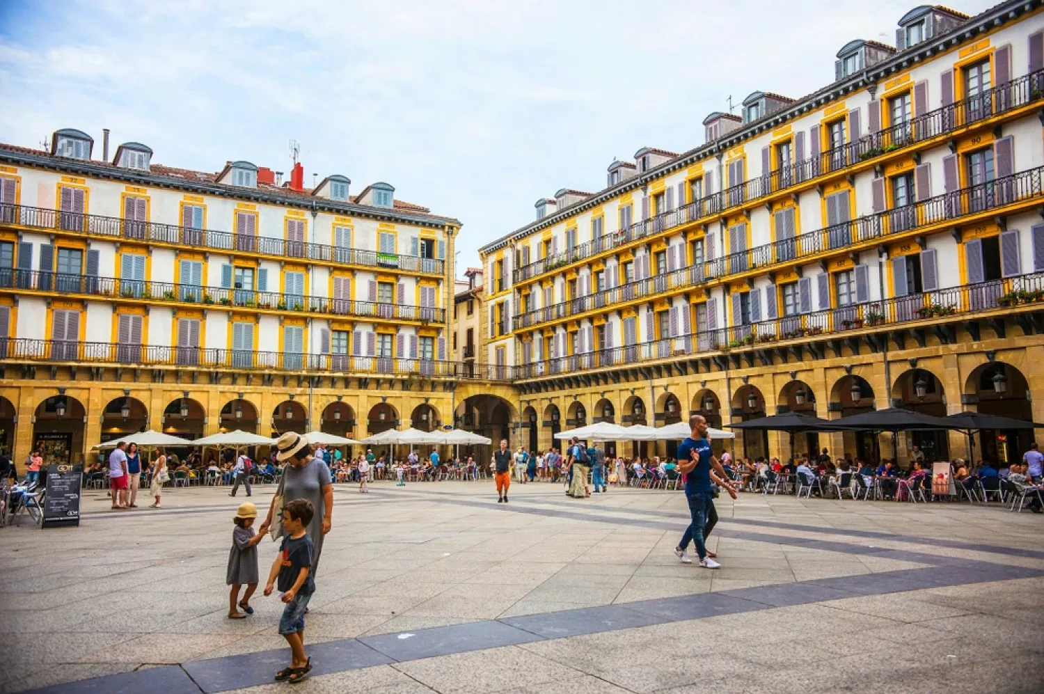 La Plaza de la Constitución à Donostia San Sebastián : Témoin d&rsquo;une Histoire Éclectique et Vibrante