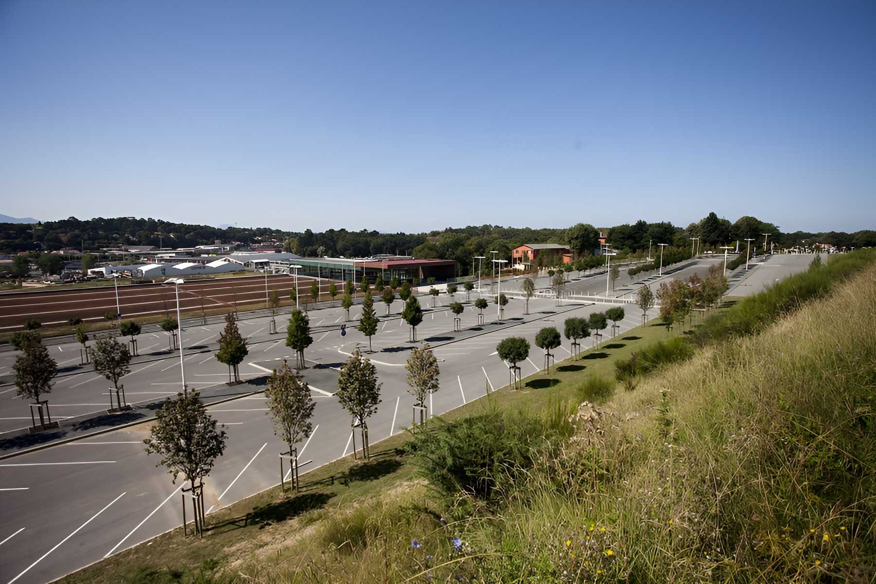 Enoé lance un financement participatif pour l’installation d’ombrières photovoltaïques sur le parking de la Halle Iraty, à Biarritz