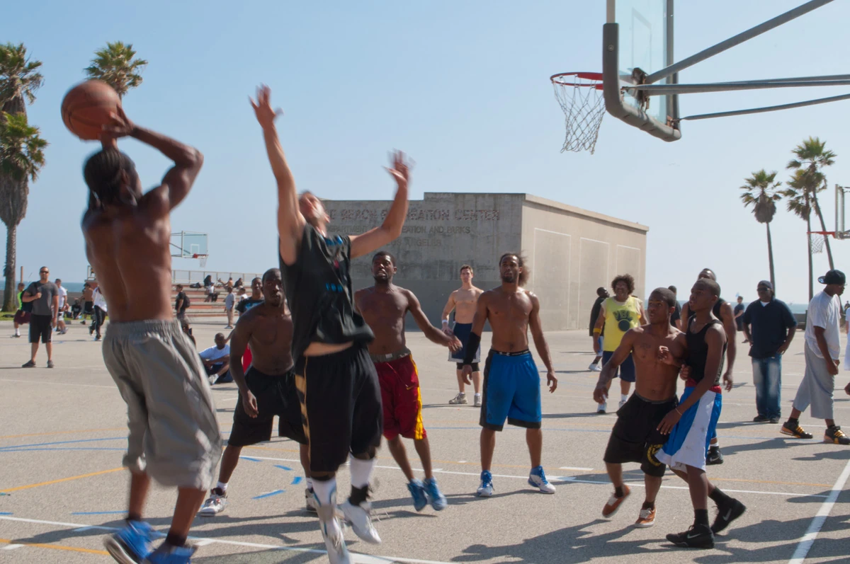 Développement de nouveaux formats de compétition : du streetball au football de plage