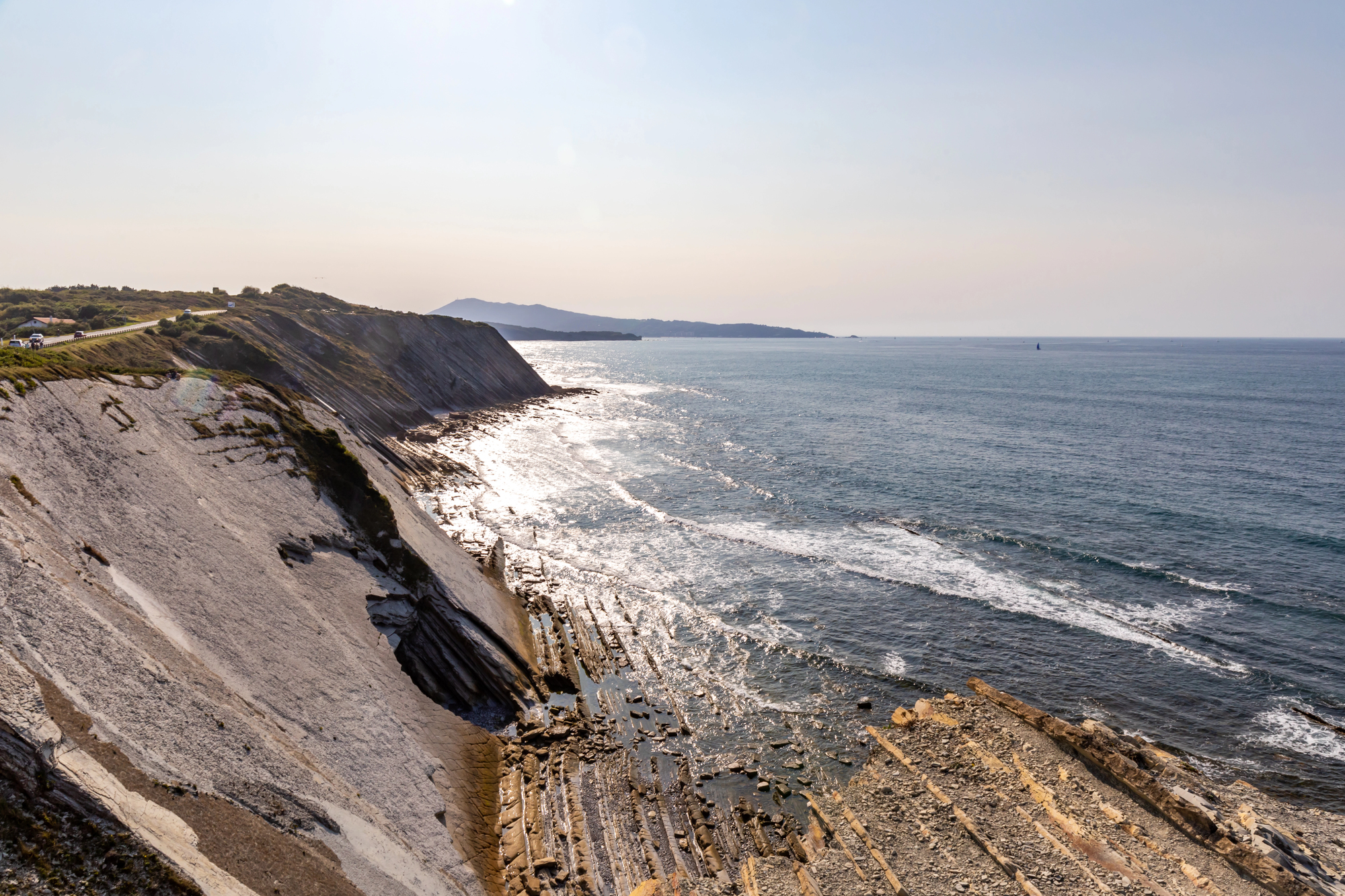Du Jaizkibel à la Corniche : comment la technologie de l&rsquo;amortissement actif rend vos trajets côtiers plus sûrs 
