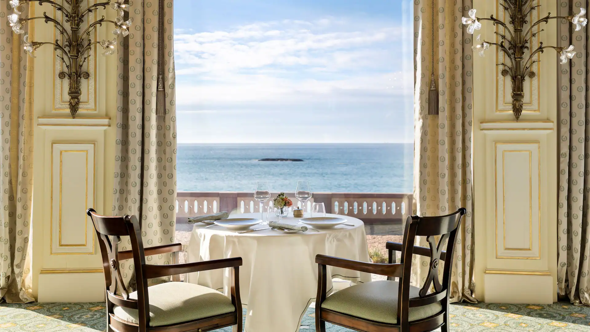 À Biarritz, une Saint-Valentin impériale face à l’océan à l’Hôtel du Palais