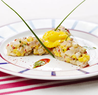 Tartare de daurade à la mangue et à la moutarde de piment d’Espelette