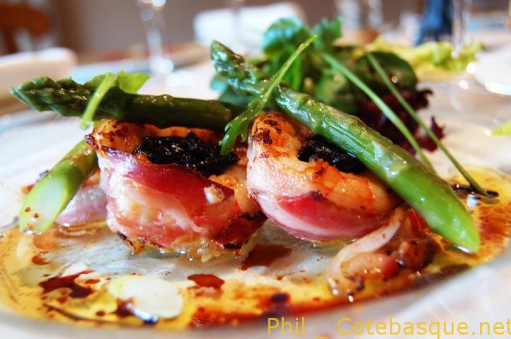 Recette basque : Tournedos de Grosses Crevettes aux Asperges Vertes et Pruneaux