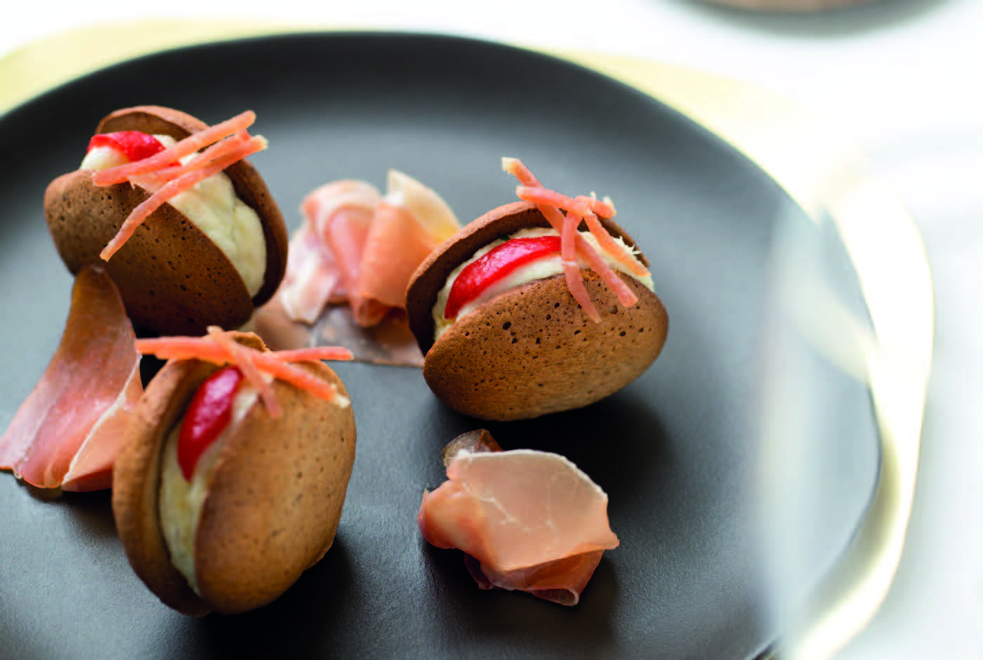 Recette basque : Macarons noirs au jambon de Bayonne et crémeux de cabillaud