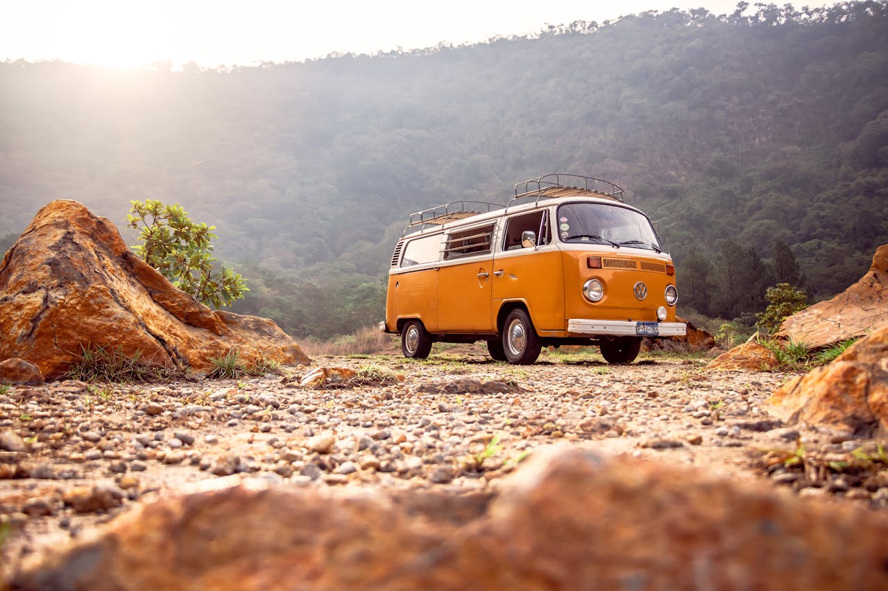 L&rsquo;histoire des fourgons en France : comment ces camions sont devenus les stars du camping