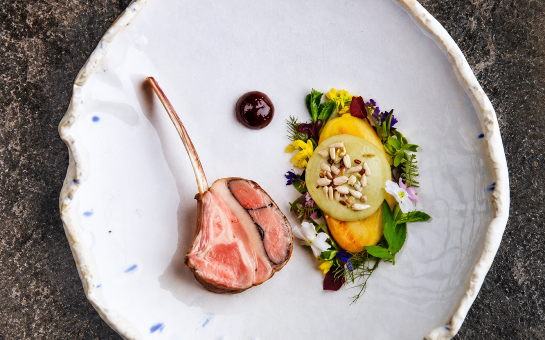 Recette gastronomique : agneau de lait des Pyrénées en deux cuissons, pommes de terre fondantes et ail noir