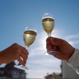 spot éphémère : un bar à champagne Pommery face à l'océan ouvre ce week-end à Biarritz